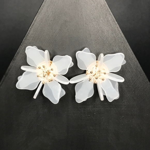 CR Jewelry - White Resin Flower Stud Earrings